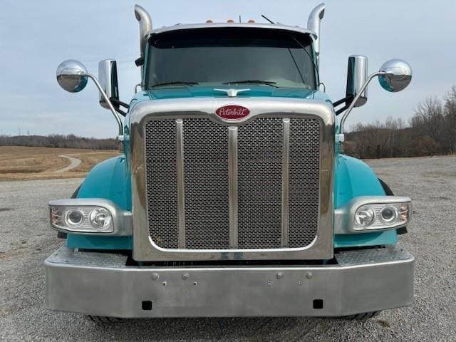 2018 Peterbilt 567 image 1