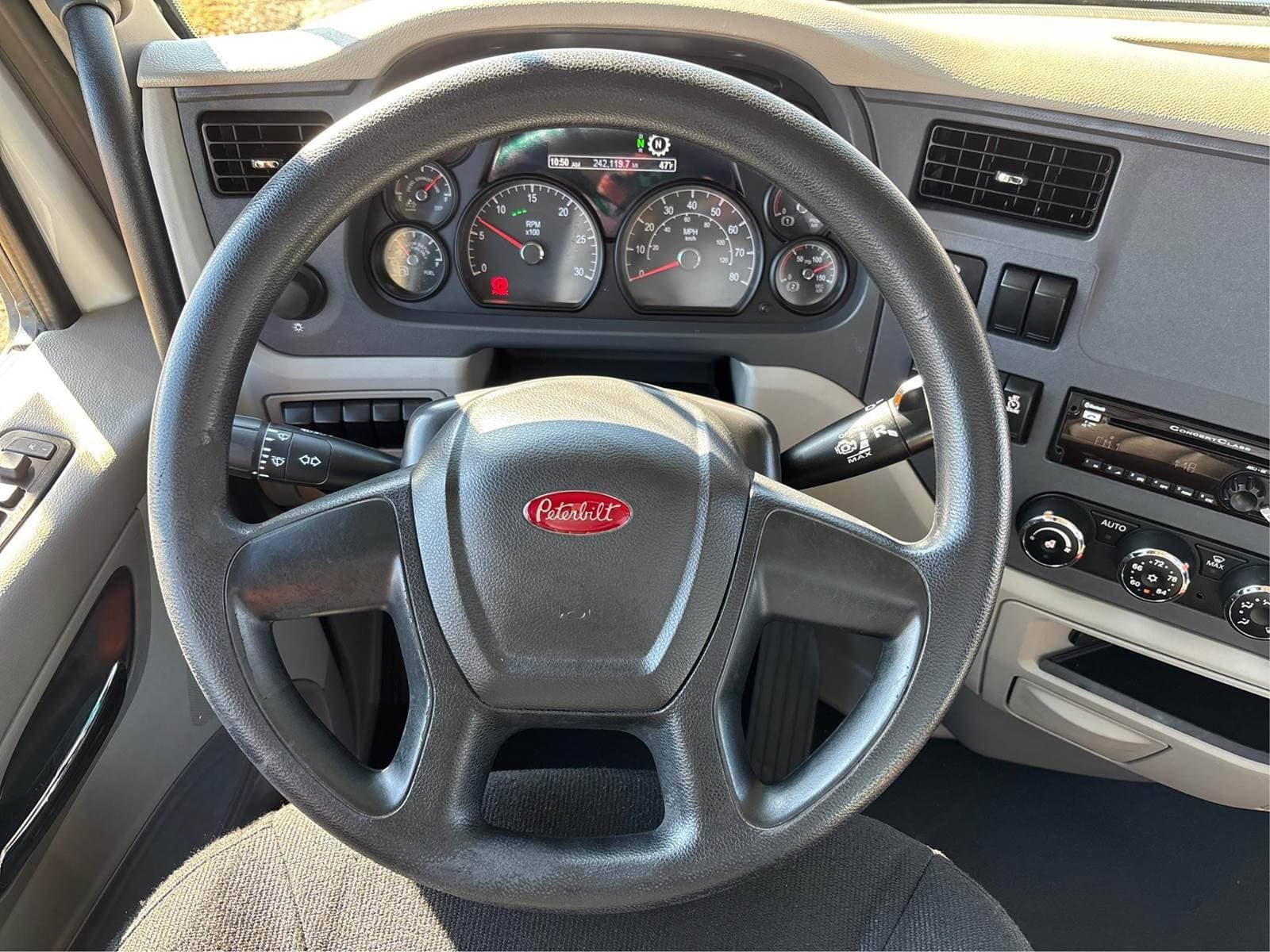 2020 Peterbilt 579 image 10