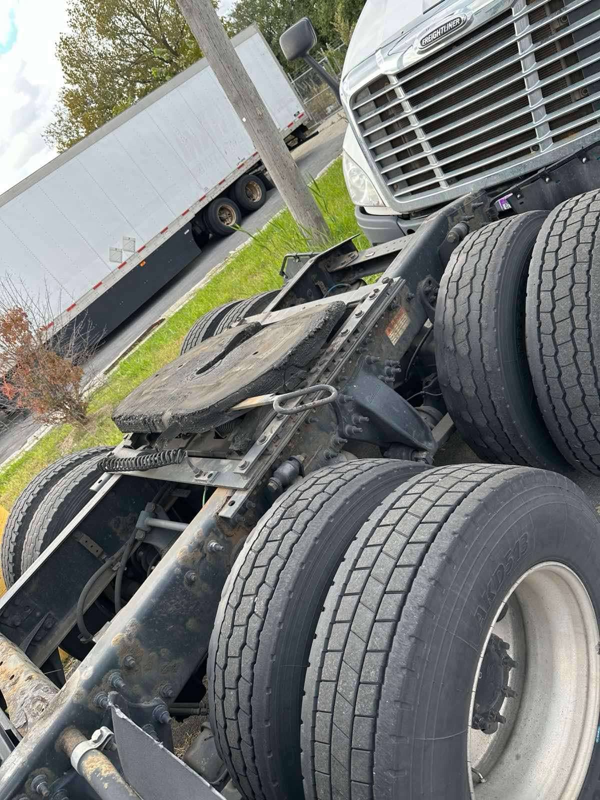 2016 Freightliner Cascadia image 2