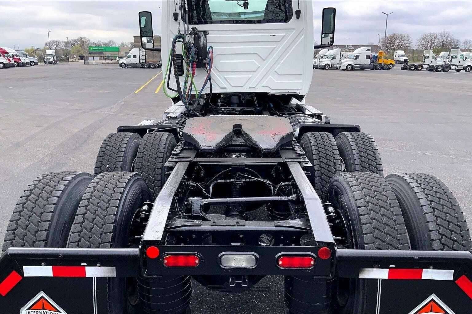 2019 International LT625 image 5