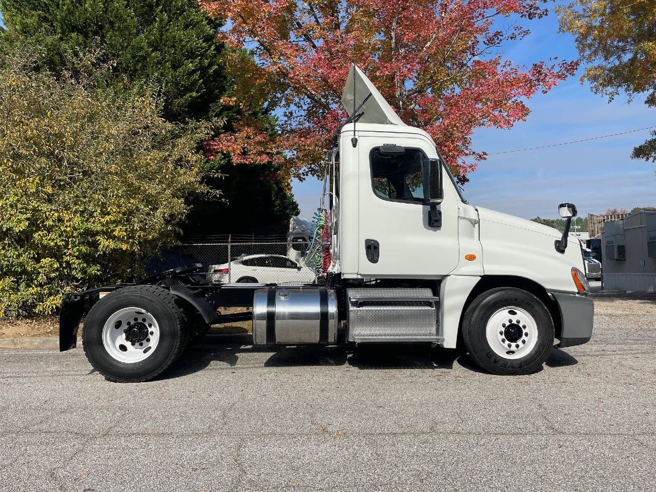 2019 Freightliner Cascadia 125 image 2