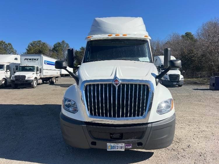 2022 International LT625 image 2