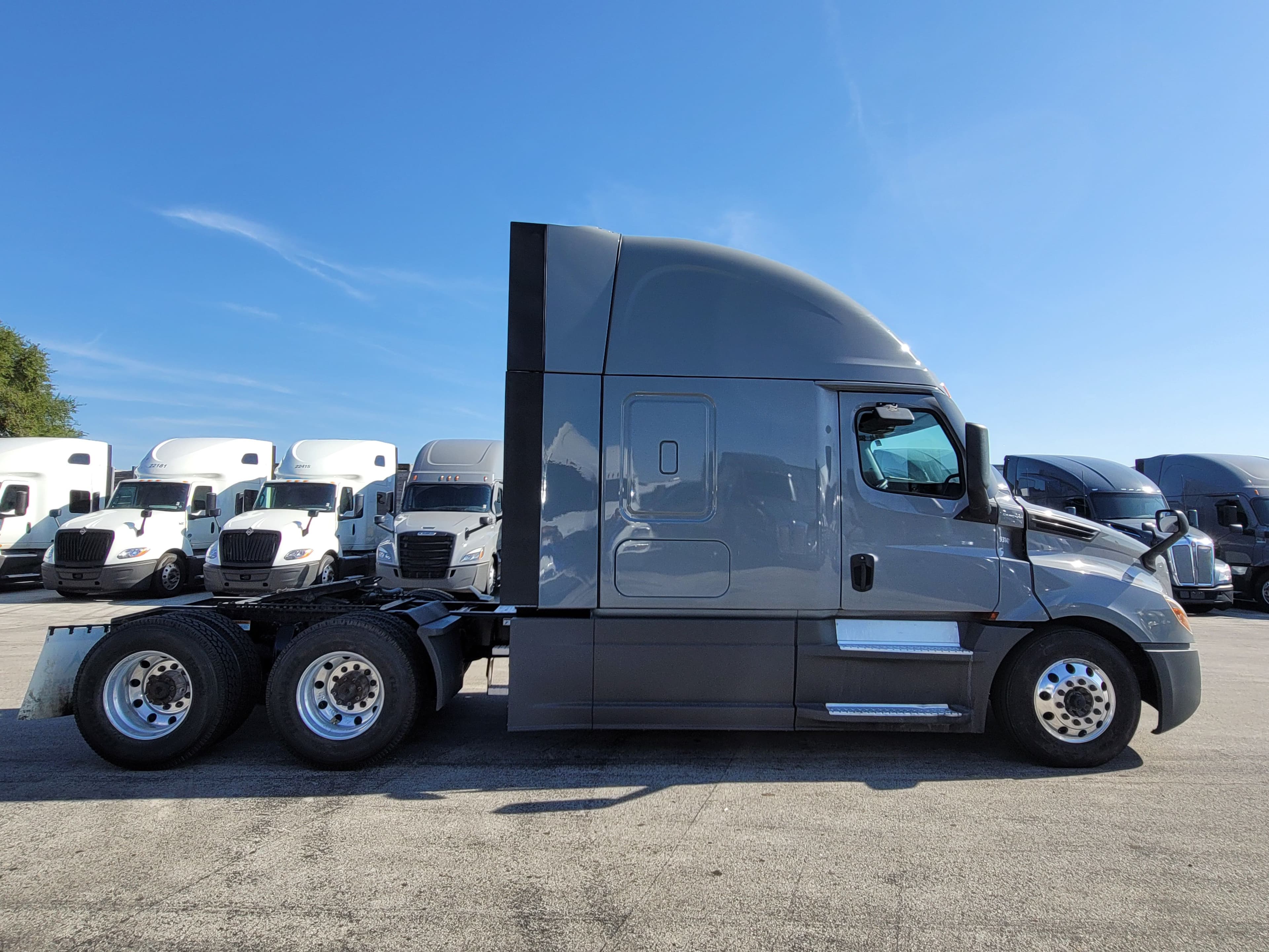 2023 Freightliner Cascadia 125 image 4