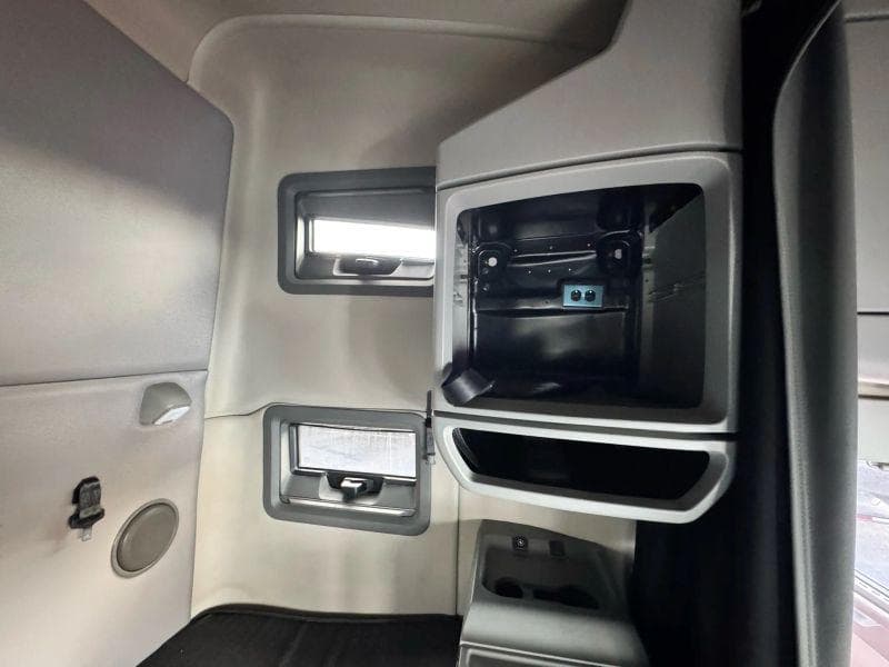 2021 Volvo VNL image 44