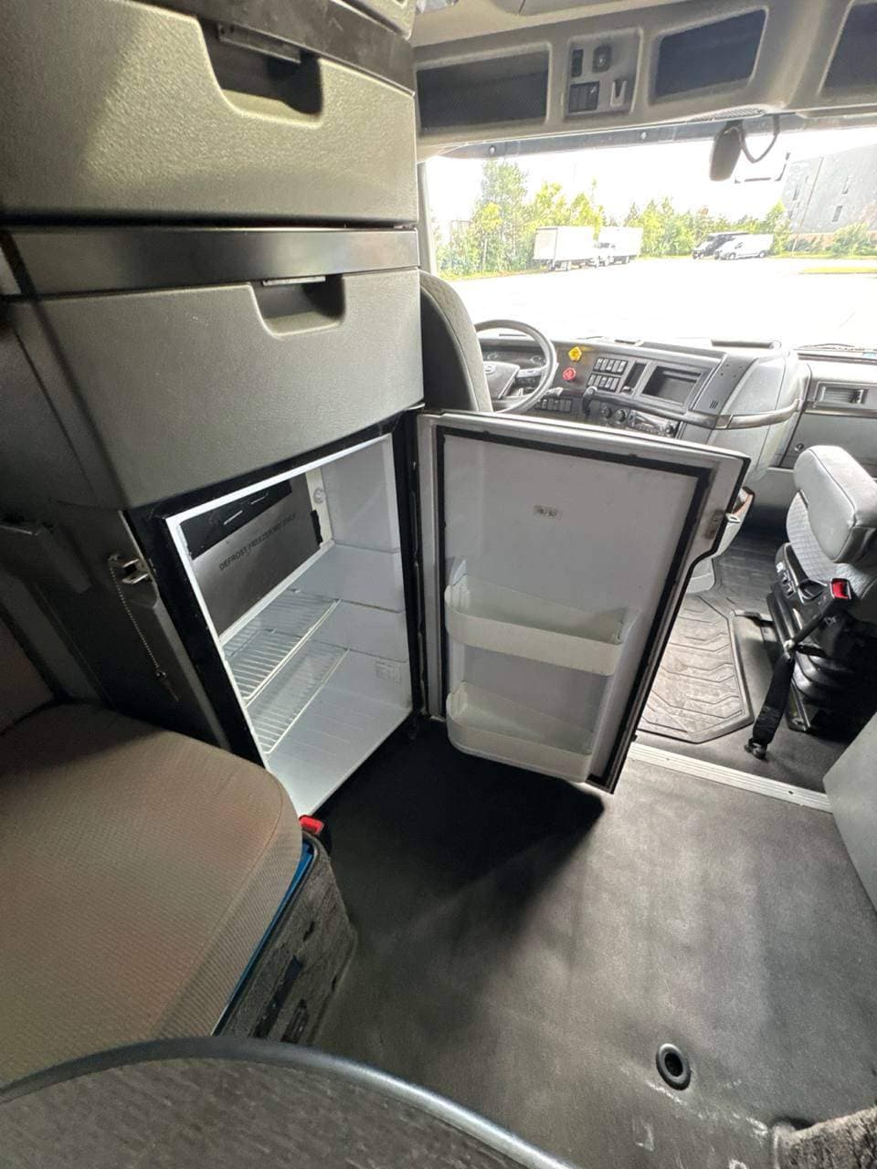 2022 Volvo VNL64T860 image 16