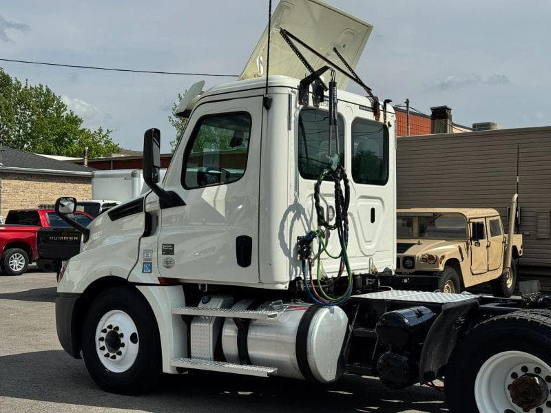 2020 Freightliner Cascadia image 9