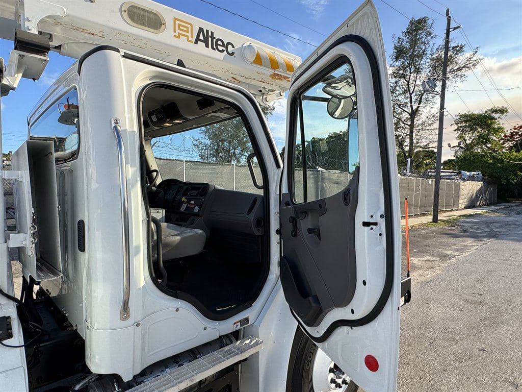 2015 Freightliner M2 106 image 51