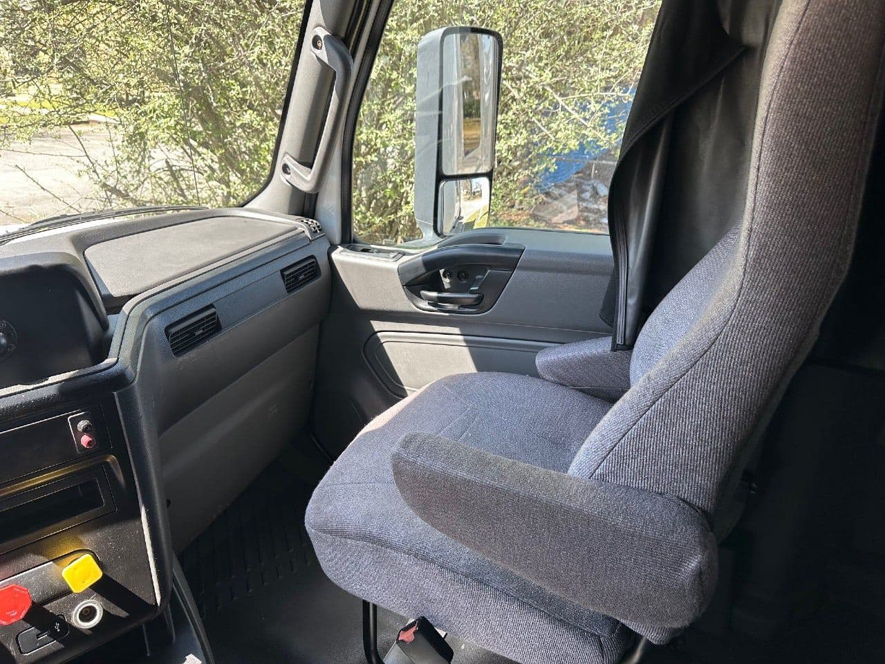 2018 International LT625 image 24