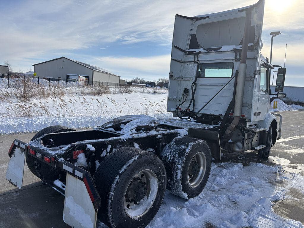 2019 Volvo VNR image 5