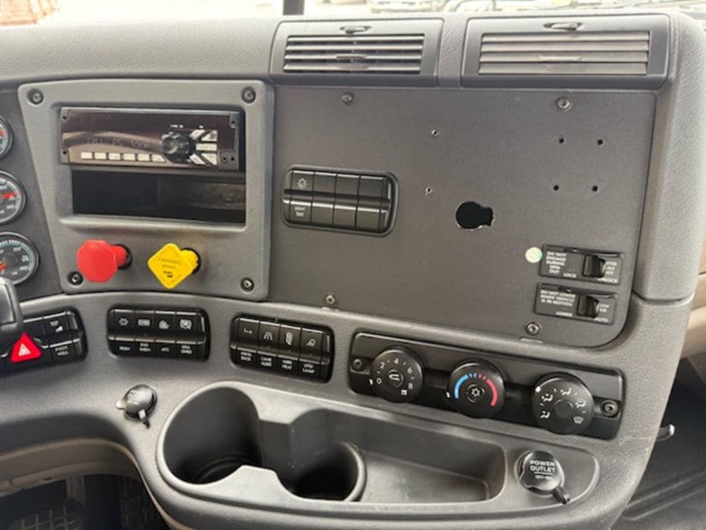 Used 2019 FREIGHTLINER CA12564DC image 29