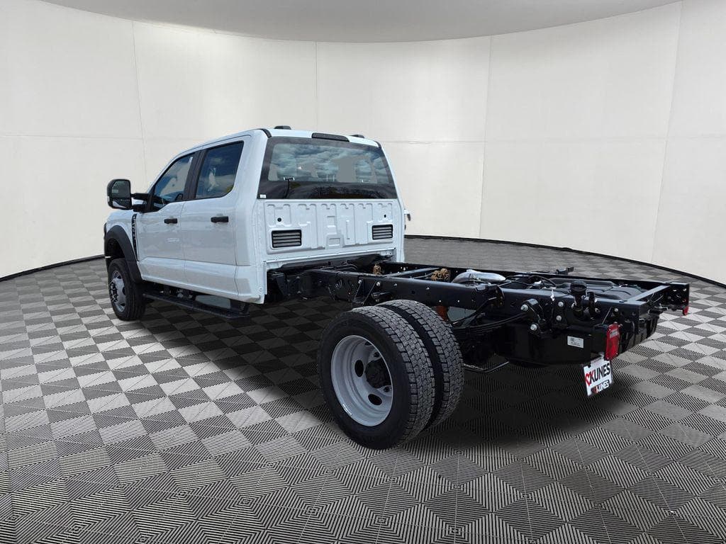 2026 Ford F-450SD XL DRW CAB CHASSIS image 6