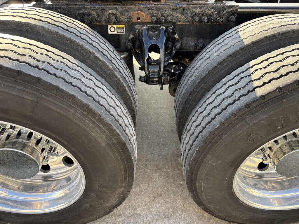 Used 2022 PETERBILT 389 image 4