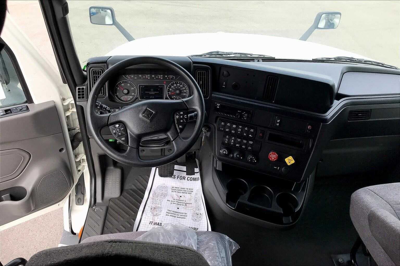 2020 International LT625 image 3