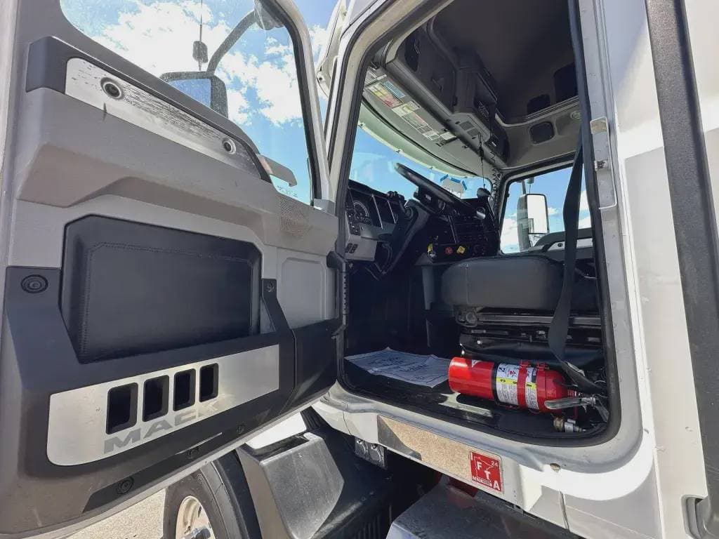 Used 2021 MACK Conventional - Sleeper Truck image 15