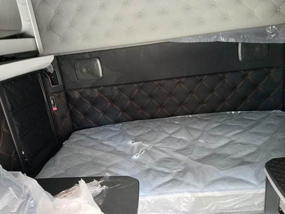 2025 Kenworth T680 image 4