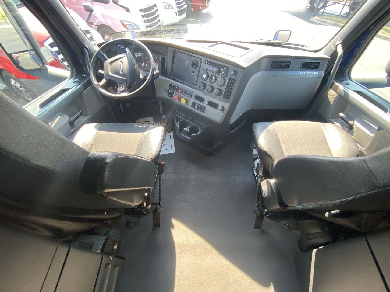 2020 Freightliner Cascadia image 14