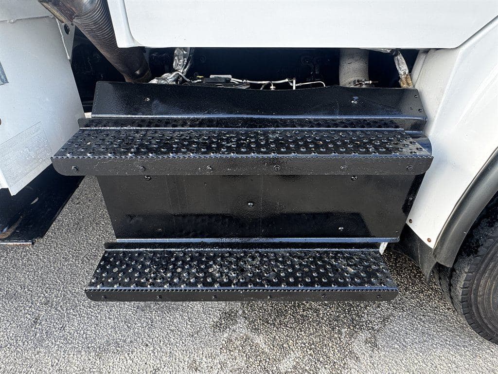2017 Freightliner M2-106 image 20