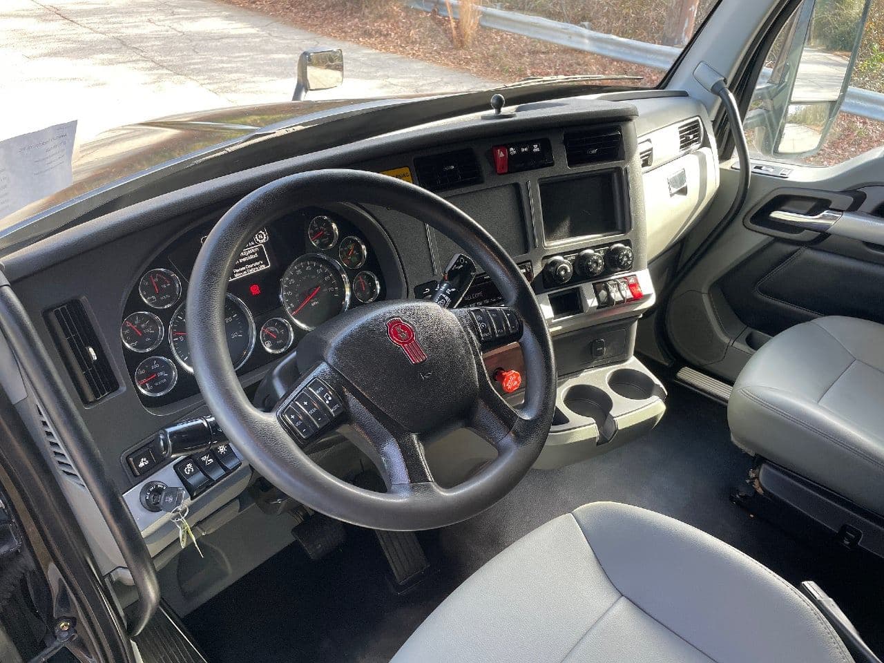 2021 Kenworth T680 image 19