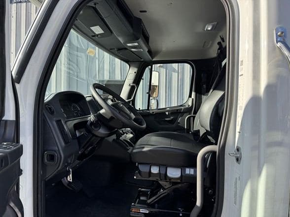 2026 Freightliner BUSINESS CLASS M2 106 image 5