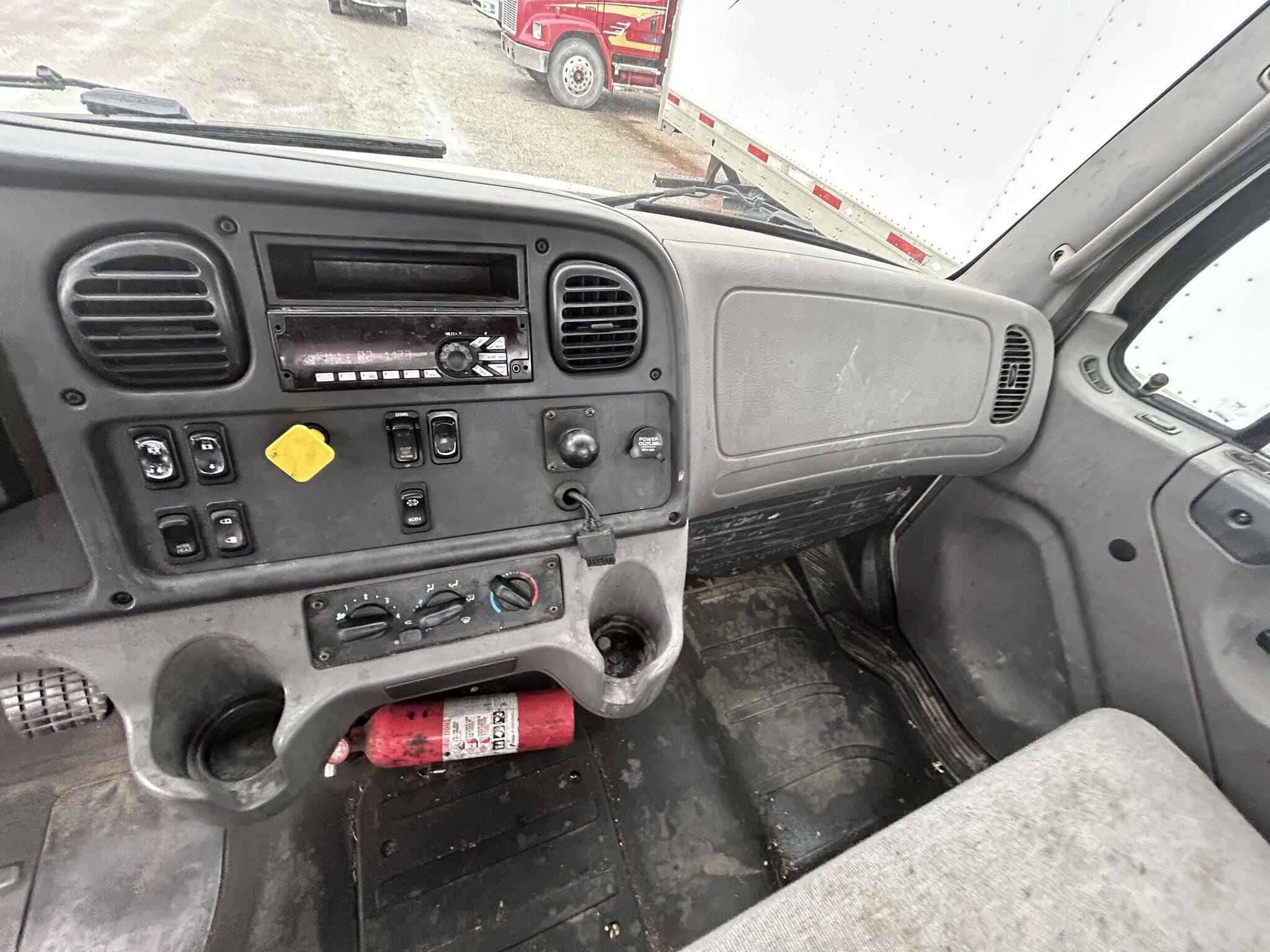 2018 Freightliner M2 image 3