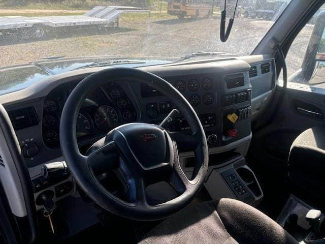 2022 Peterbilt 567 image 10