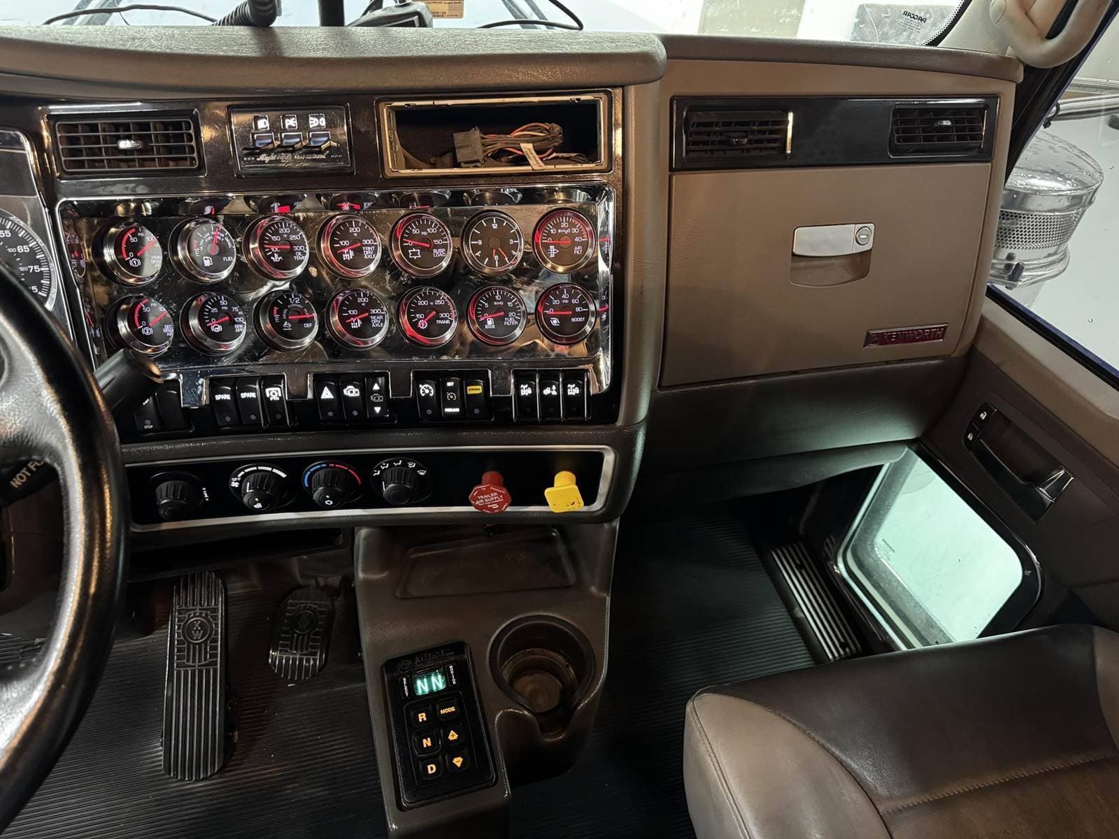 2022 Kenworth W9 Series image 4