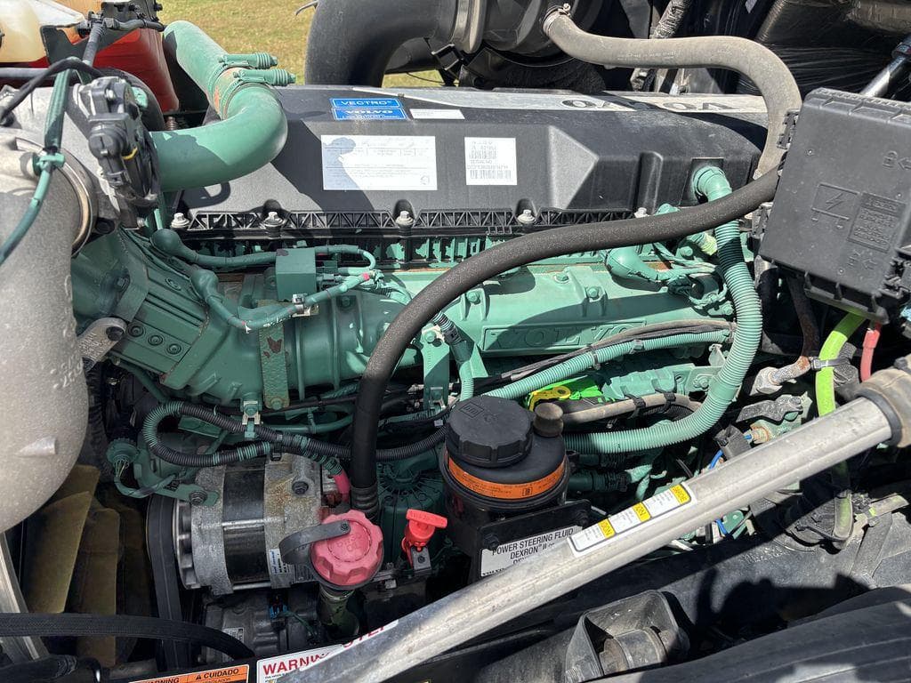 2023 Volvo VNL image 15