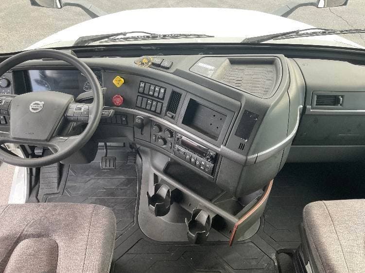 2022 Volvo VNL image 7