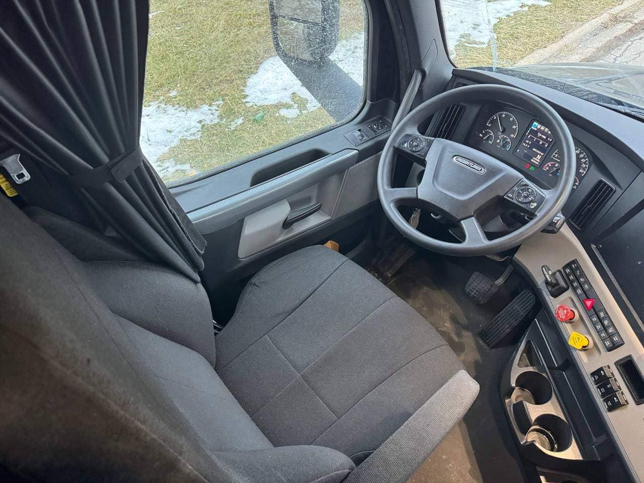 2022 Freightliner Cascadia image 16