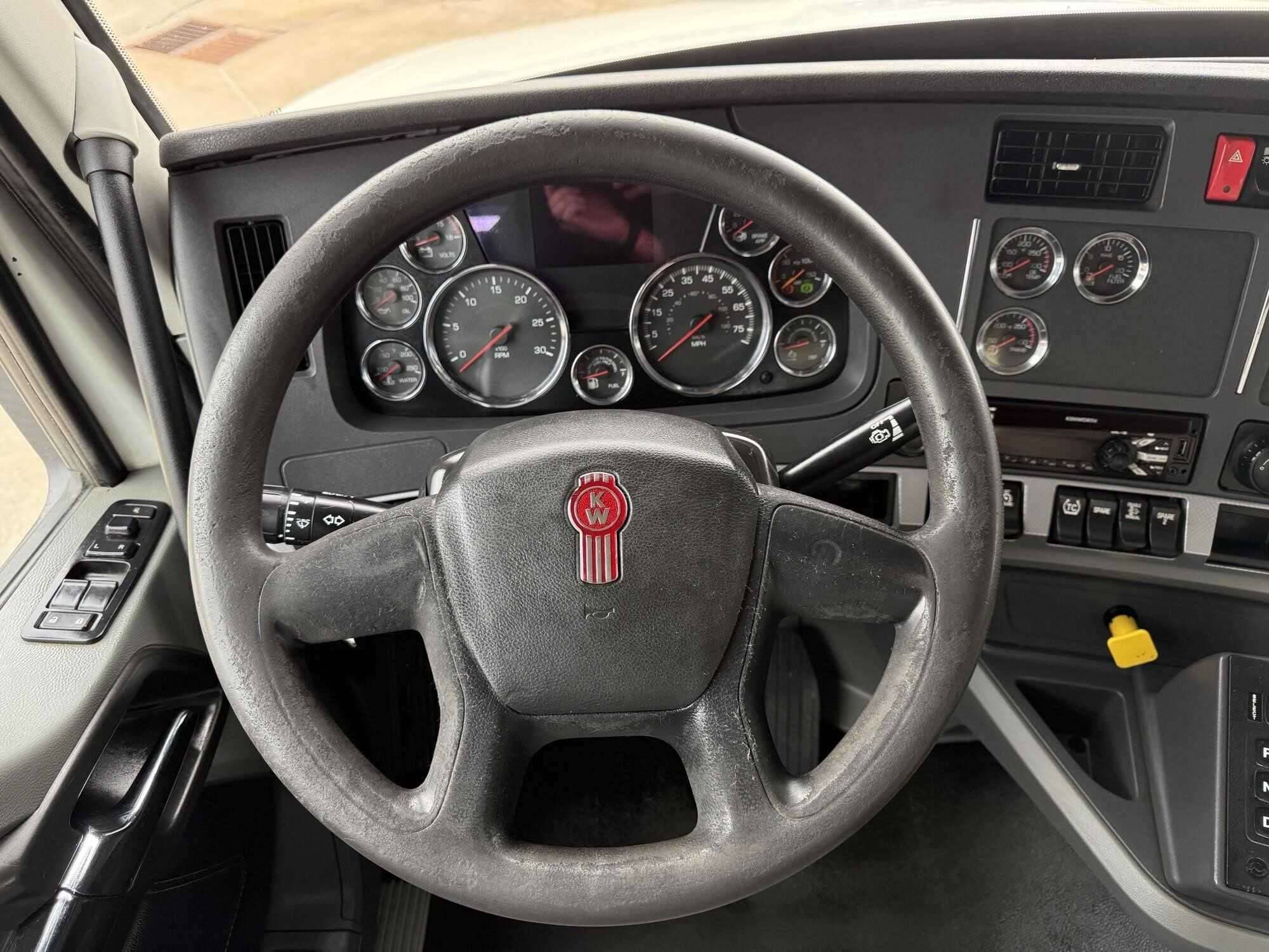 2020 Kenworth T880 image 10