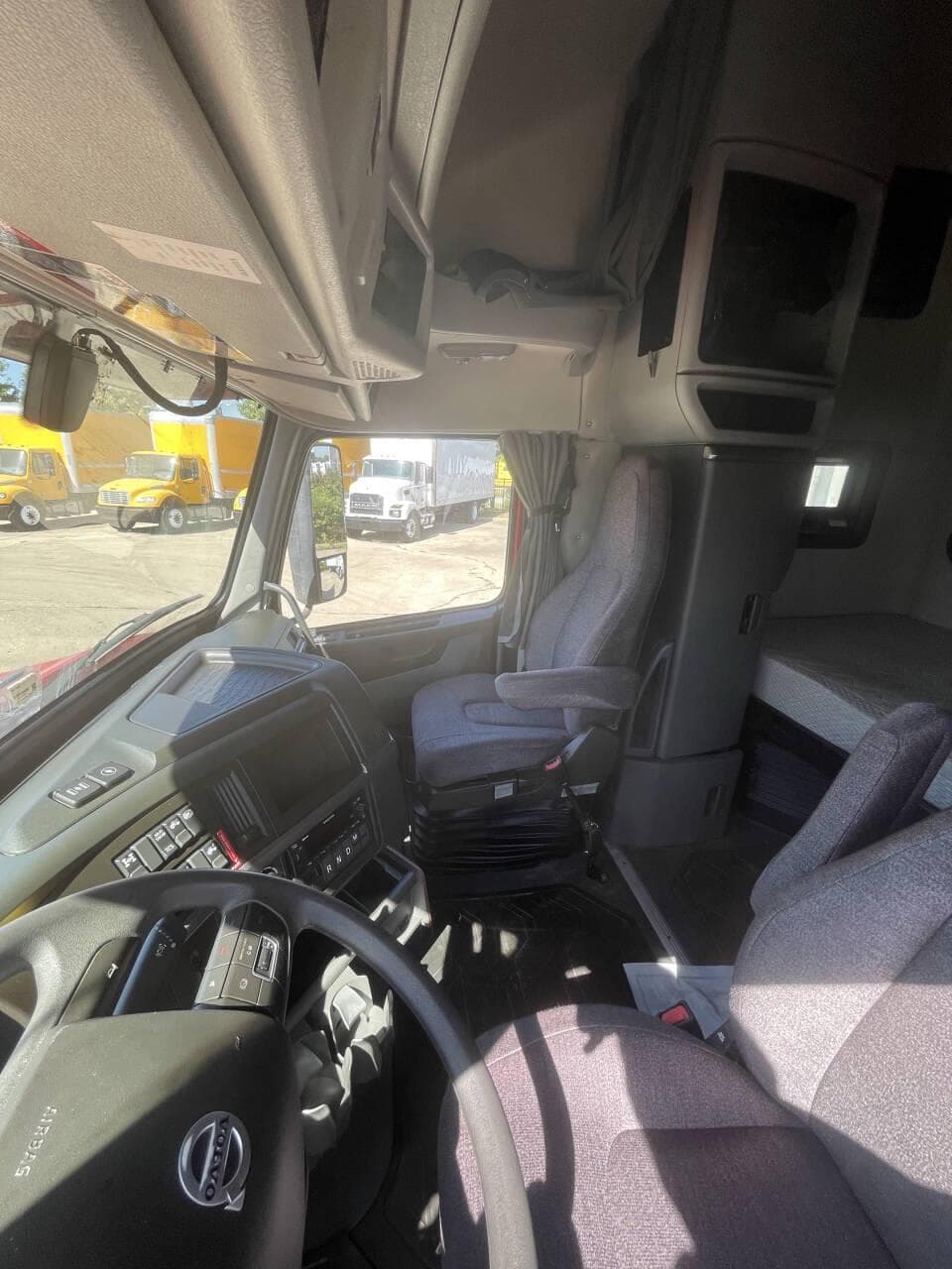 2022 Volvo VNL image 14