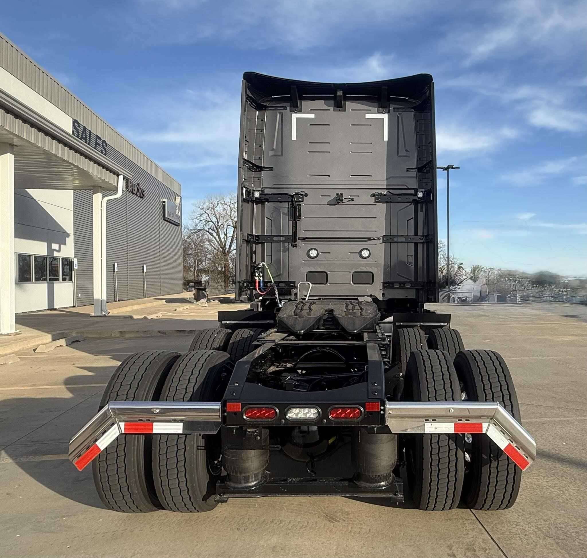 2026 Volvo NEW VNL image 2