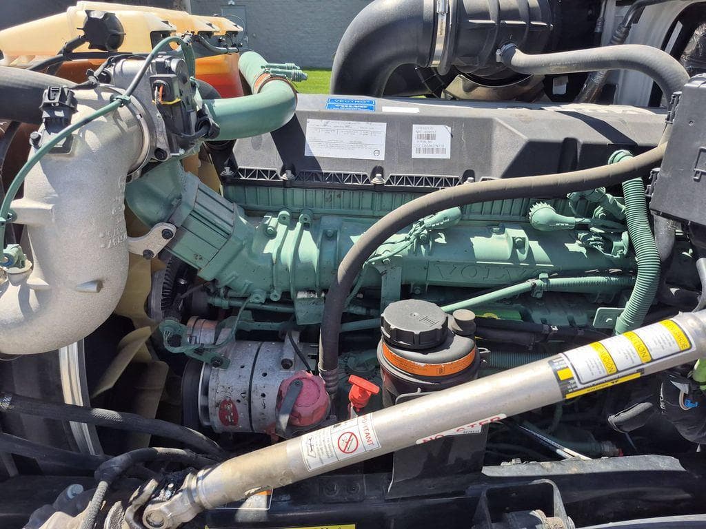 2023 Volvo VNL64T860 image 15