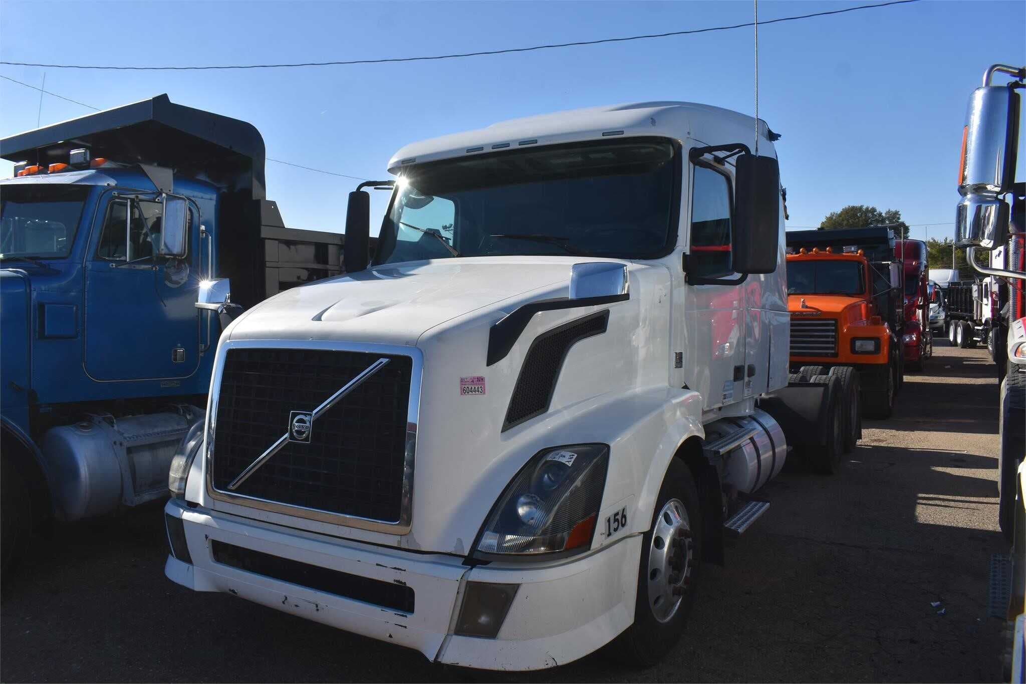 2010 Volvo VNL670 image 2