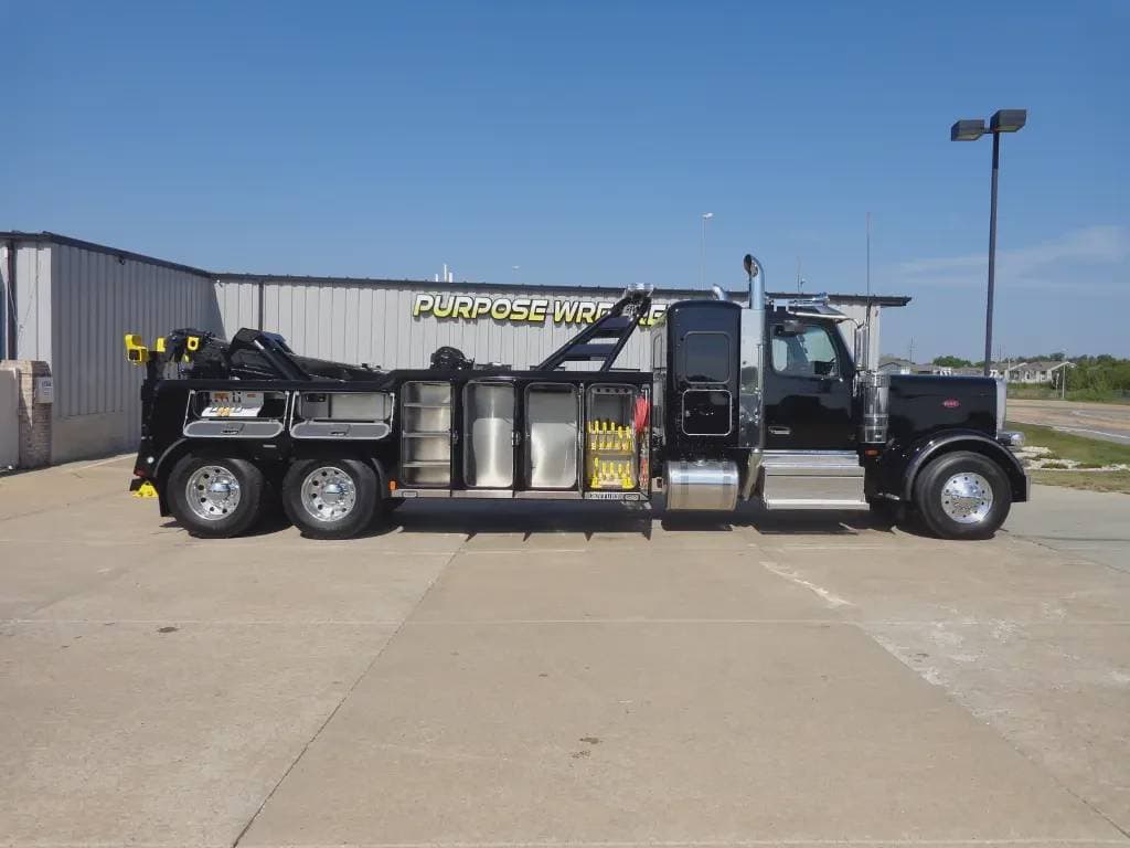 2025 Peterbilt 589 image 1