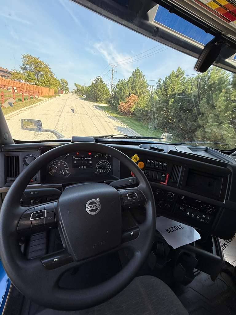 2021 Volvo VNL image 11