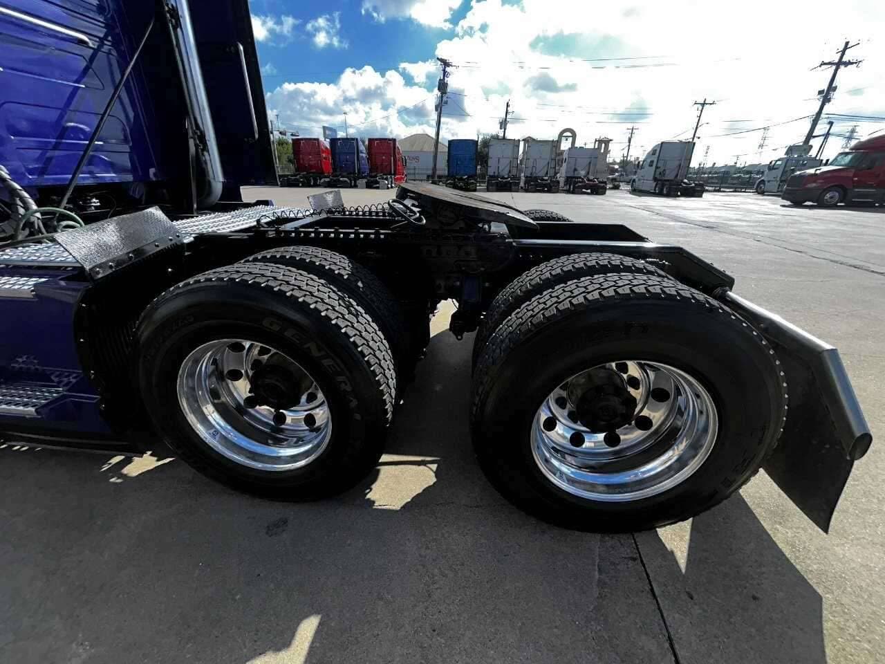 2022 Volvo VNL image 6