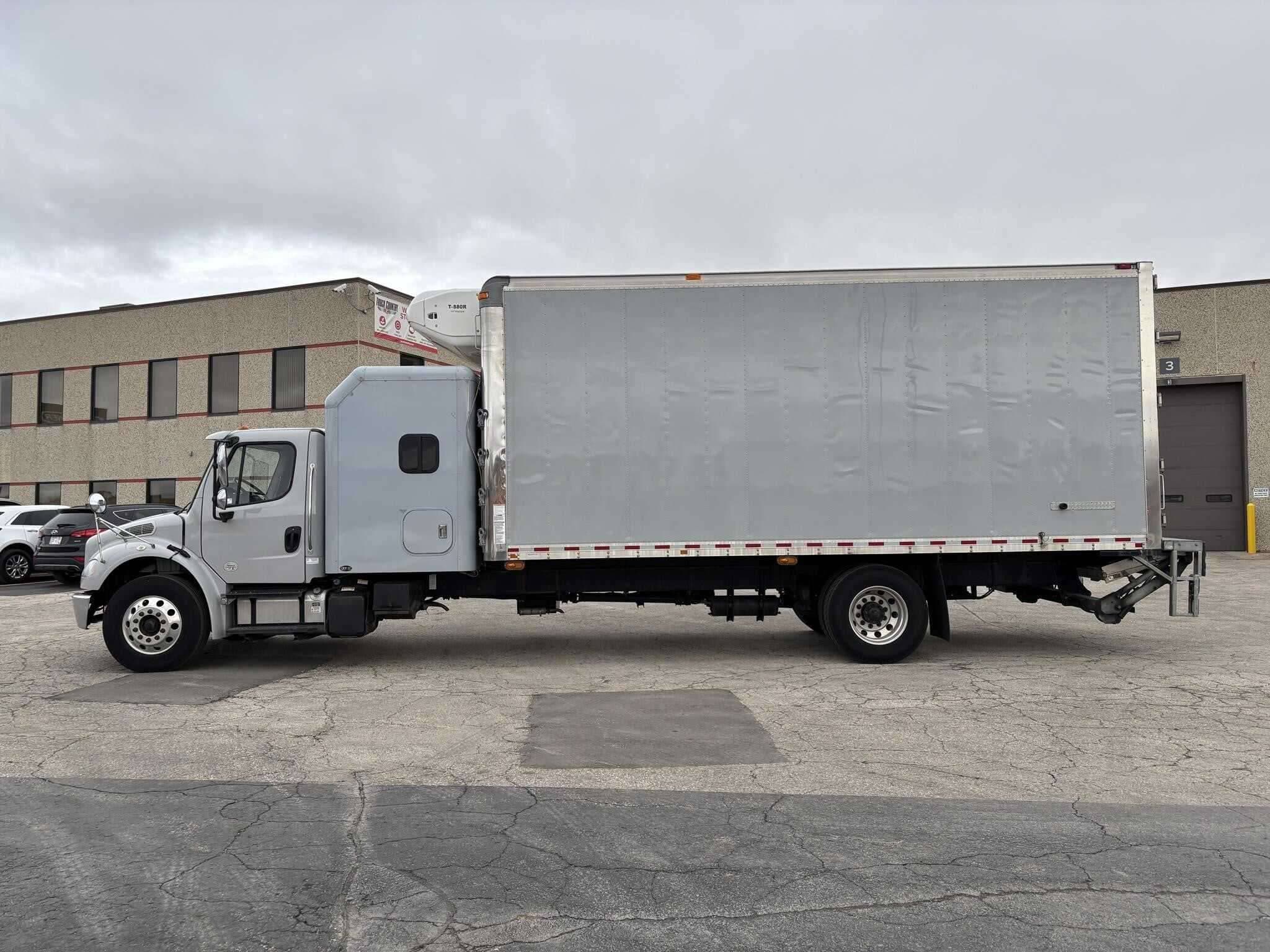 2019 Freightliner M2 image 2