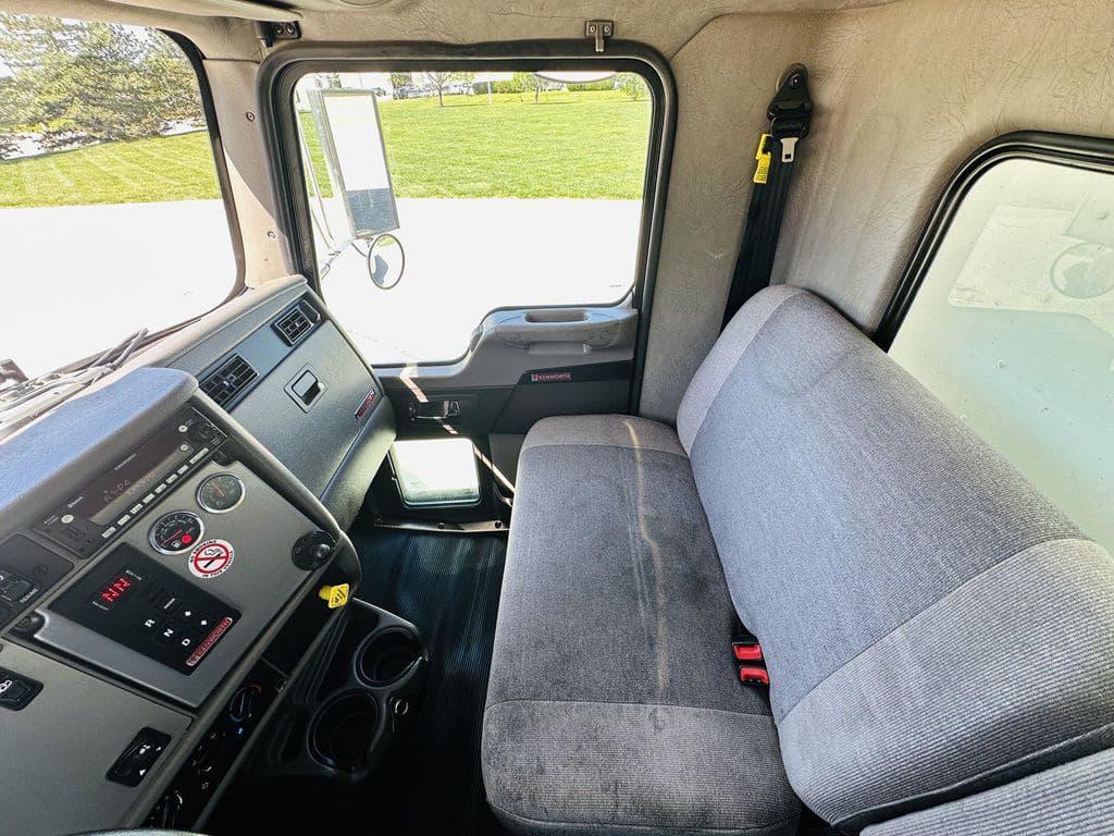 Used 2022 KENWORTH T270 image 32
