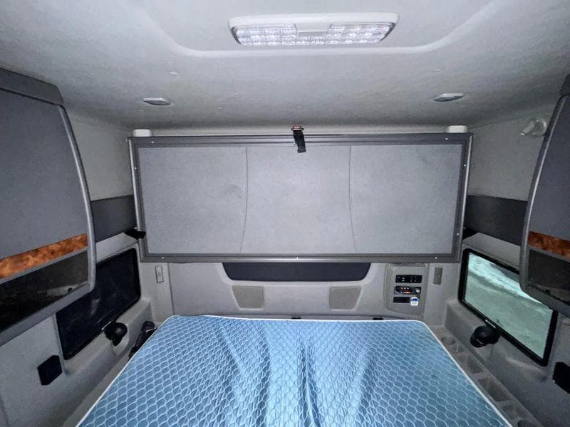 2019 International LT image 24