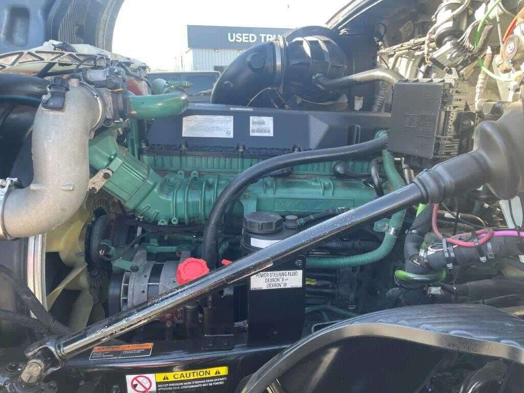 2020 Volvo VNL image 9