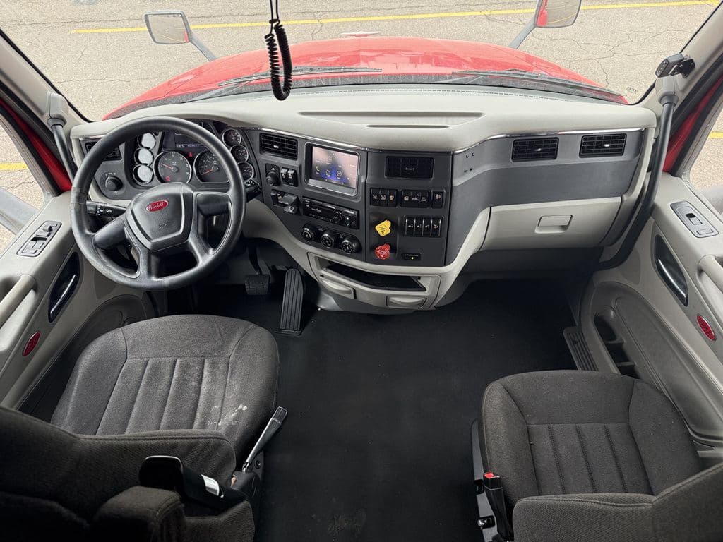 Used 2022 PETERBILT 579 image 17