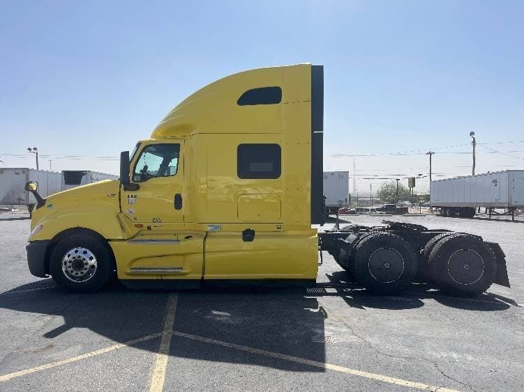 2022 International LT625 image 4