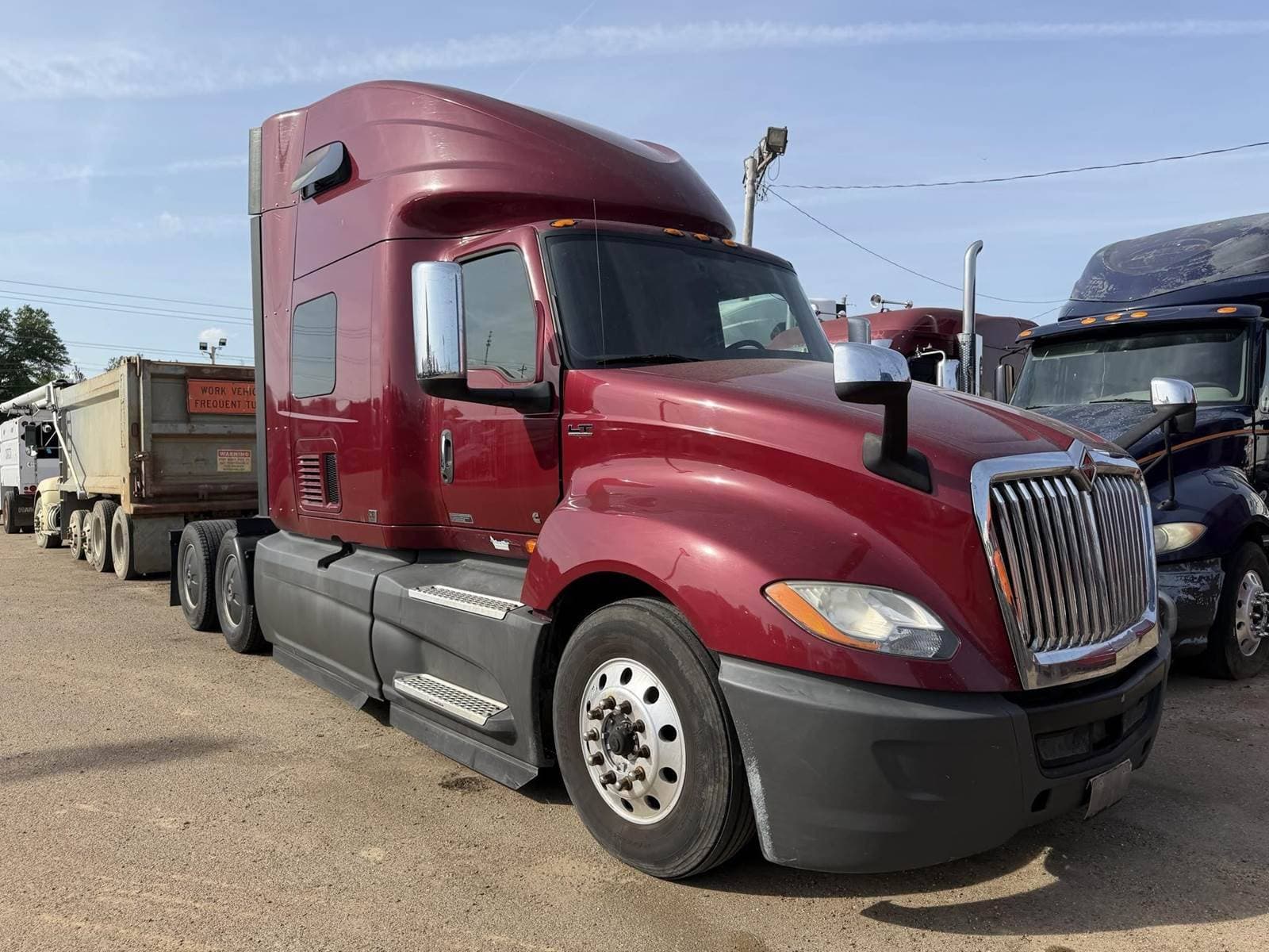 2020 International LT625 image 2