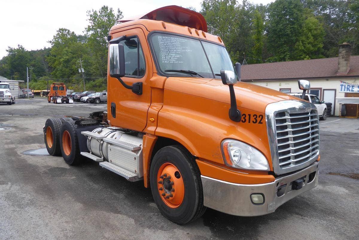Used 2016 FREIGHTLINER Conventional - Day Cab - CASCADIA 125 image 2