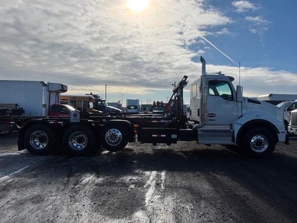 2025 Kenworth T880 image 2