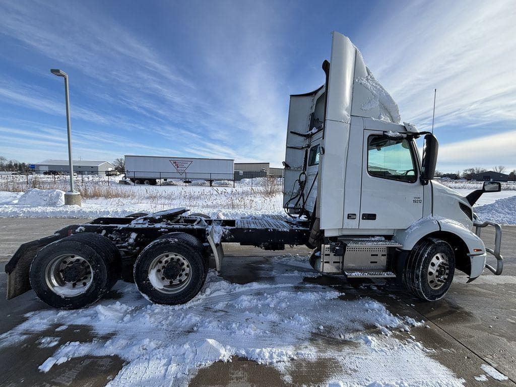 2019 Volvo VNR image 6