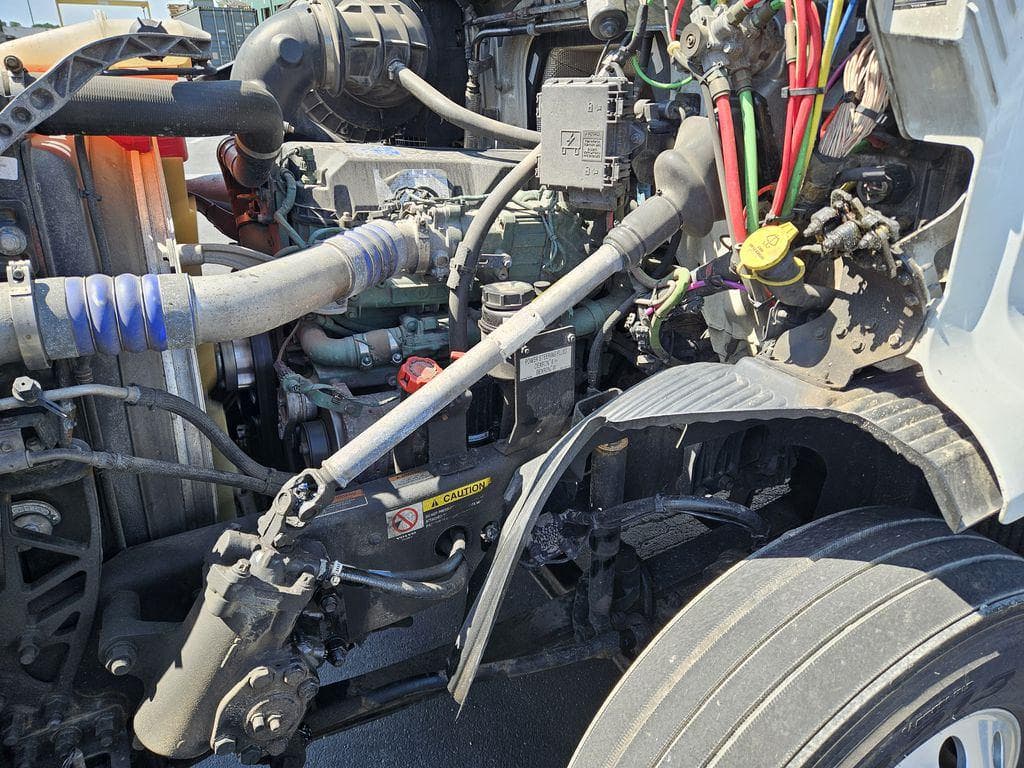 2020 Volvo VNR image 12