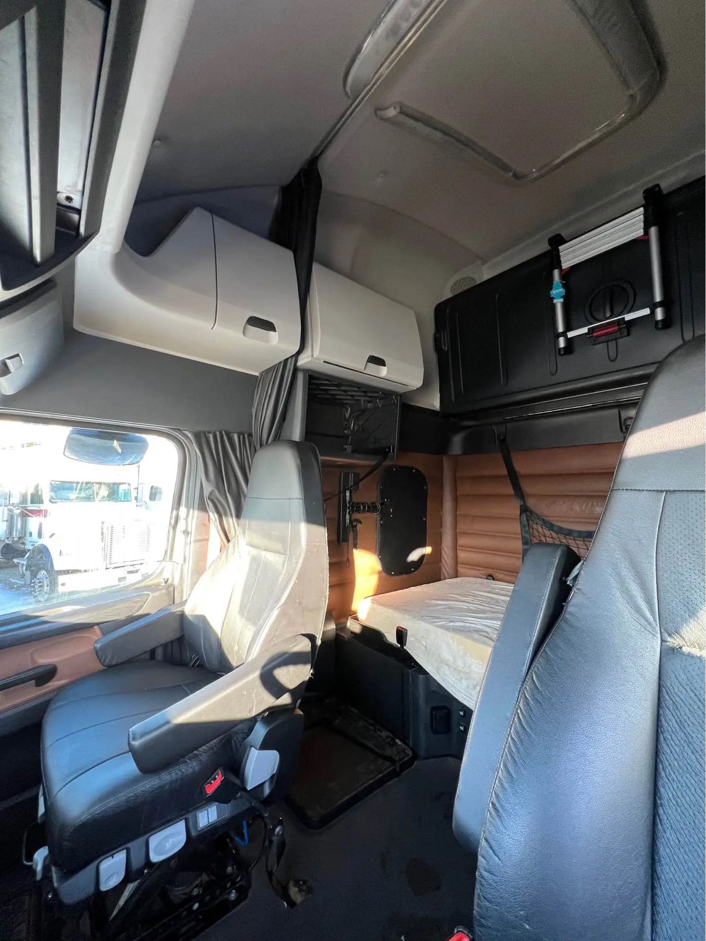2023 Freightliner Cascadia 126 image 13