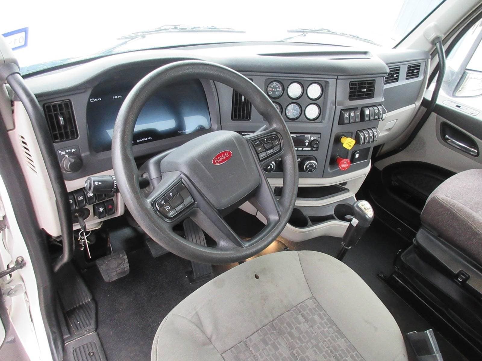 2025 Peterbilt 567 image 13